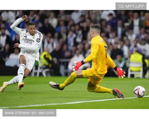 姆巴佩反击中过掉门将，面对空门击中横梁错失良机