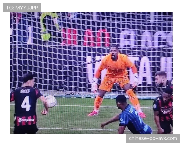 争议瞬间：萨卡禁区肋部摔倒，主裁判未判罚点球引发质疑